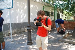 Hendrik Schmitt filmt die Ankunft der dritten Fluggruppe